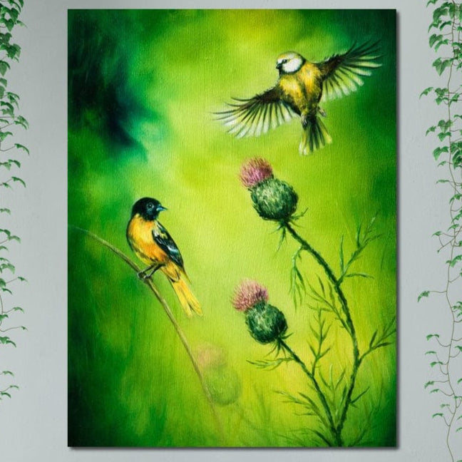 tablou canvas cu doua pasari printre ciulini, intr-un peisaj verde aprins