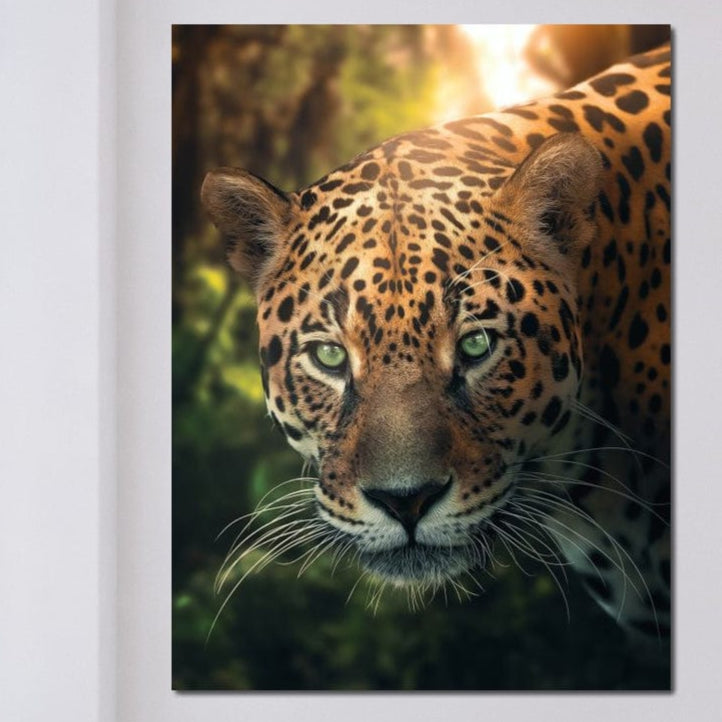 tablou canvas cu un portret realist de leopard in umbra, pe fundal luminos cu vegetatie de jungla