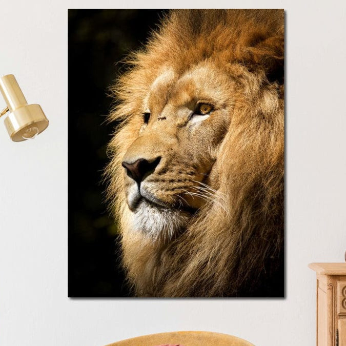 tablou canvas cu un chip de leu pe fundal intunecat simplu