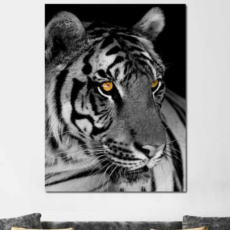 tablou canvas cu un tigru cu ochii galbeni, pe fundal alb si negru, intunecat
