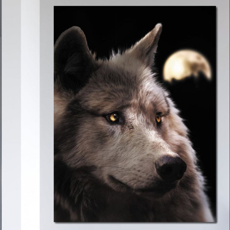tablou canvas cu un lup alb cu ochi aurii stralucitori, pe fundal nocturn cu Luna Plina
