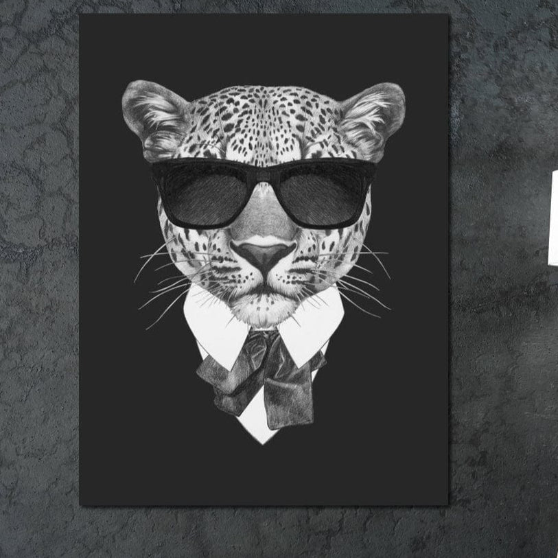 tablou canvas cu un leopard imbracat in costum elegant, cu ochelari de soare, redat in alb si negru