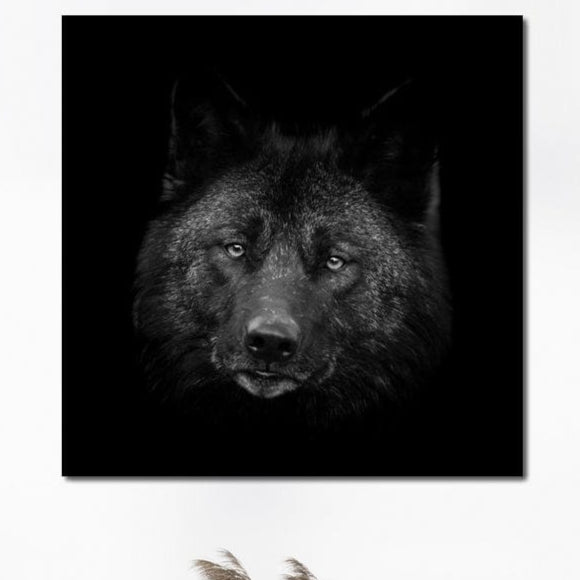 tablou canvas cu un cap de lup, redat in nuante de alb si negru pe fundal intunecat