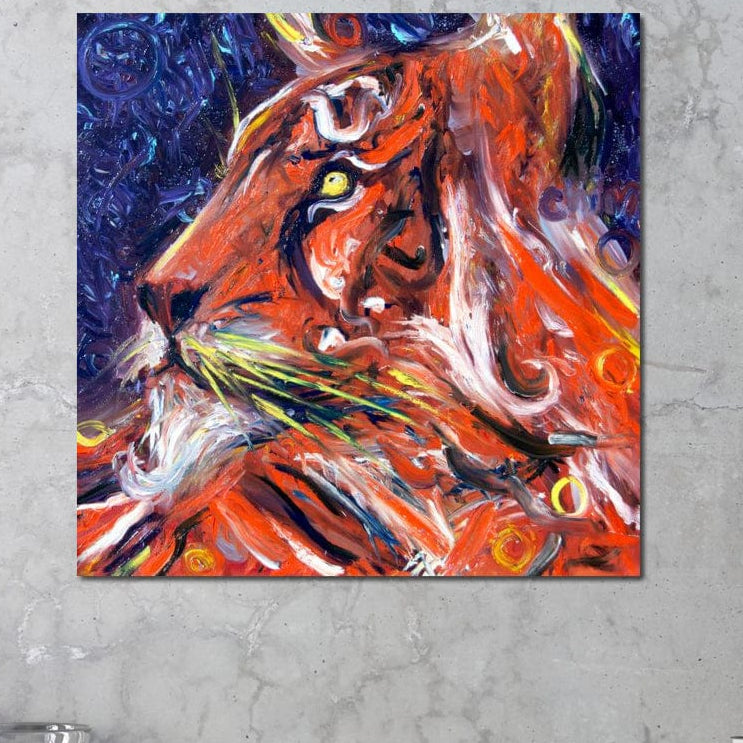 LuxCanva® Tablou Canvas Premium "Glorie Aprinsa" (M1373) prezintă un portret impresionist de leu în culori vibrante-animalul privește intens spre stânga, imprimat pe pânză bumbac cu print calitate premium, perfect pentru birou sau living.