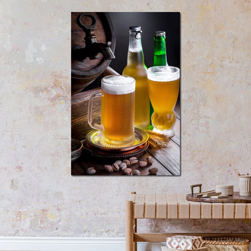 tablou canvas cu o halba, un pahar si sticle de bere rece cu spuma, pe o masa de lemn