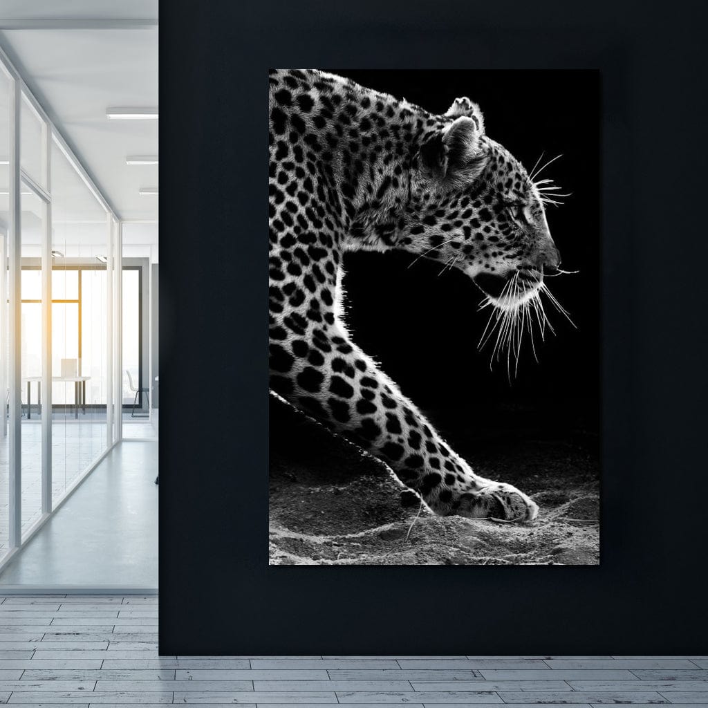 tablou canvas cu un leopard surprins in moment de atac, din profil, pe fundal intunecat alb si negru