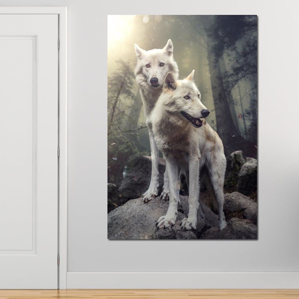 tablou canvas cu doi lupi albi pe o stanca, intr-o padure sub lumina puternica a Soarelui