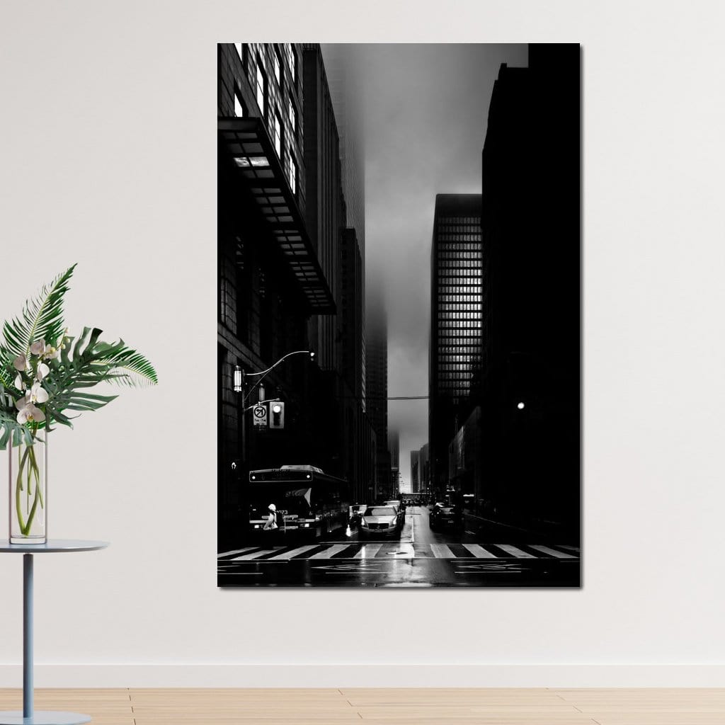 Tablou Canvas Premium, LuxCanva® O1063, Toronto in Liniste, Negru, Gri, Monocrom, Pieton, Trecere, Cladiri, Zare, Nocturn, Intuneric, Ceata, Fantoma, Ploaie, Umbra, Sinistru, Birou, Living, Dormitor