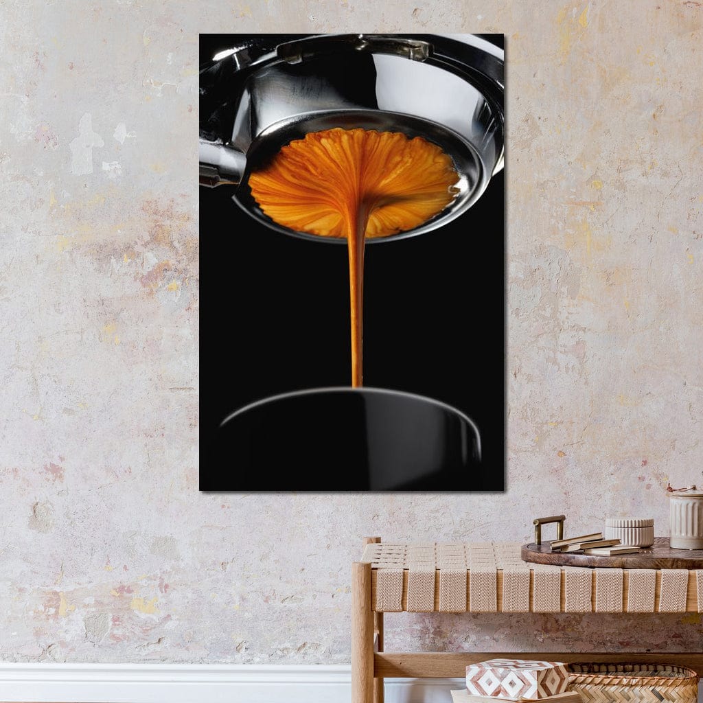 tablou canvas cu spuma unei cafele proaspete curgand dintr-un espressor intr-o cana pe fundal negru