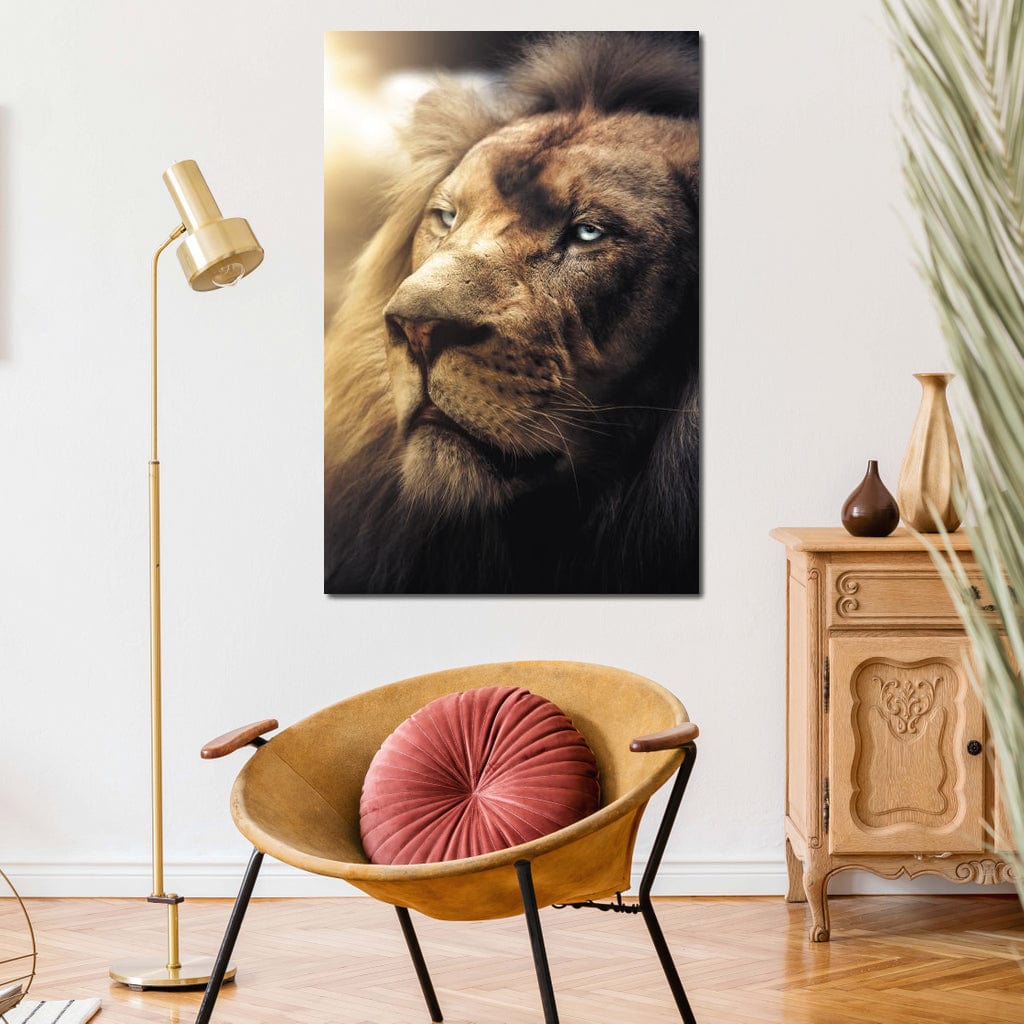 tablou canvas cu portretul unui leu cu ochi albastri, pe fundal luminat