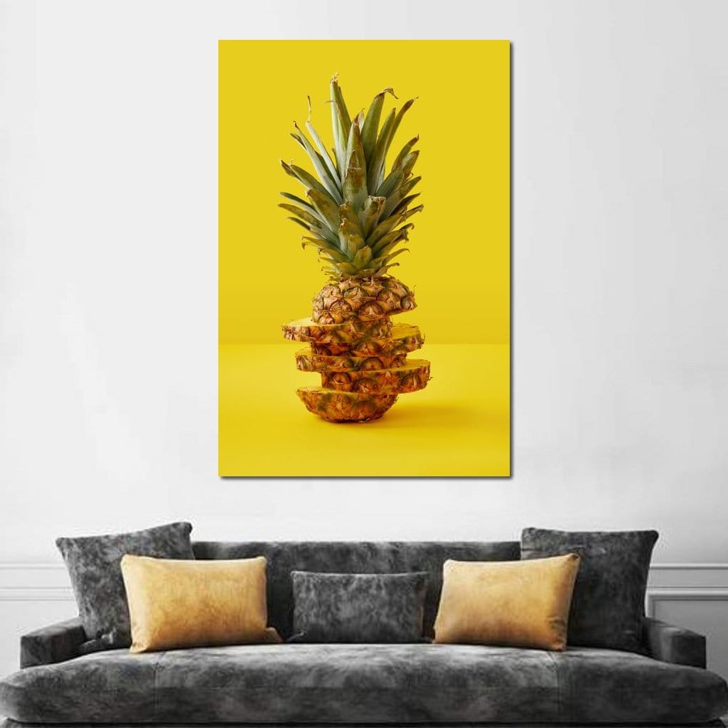 tablou canvas cu un ananas taiat in felii, pe un fundal galben neon