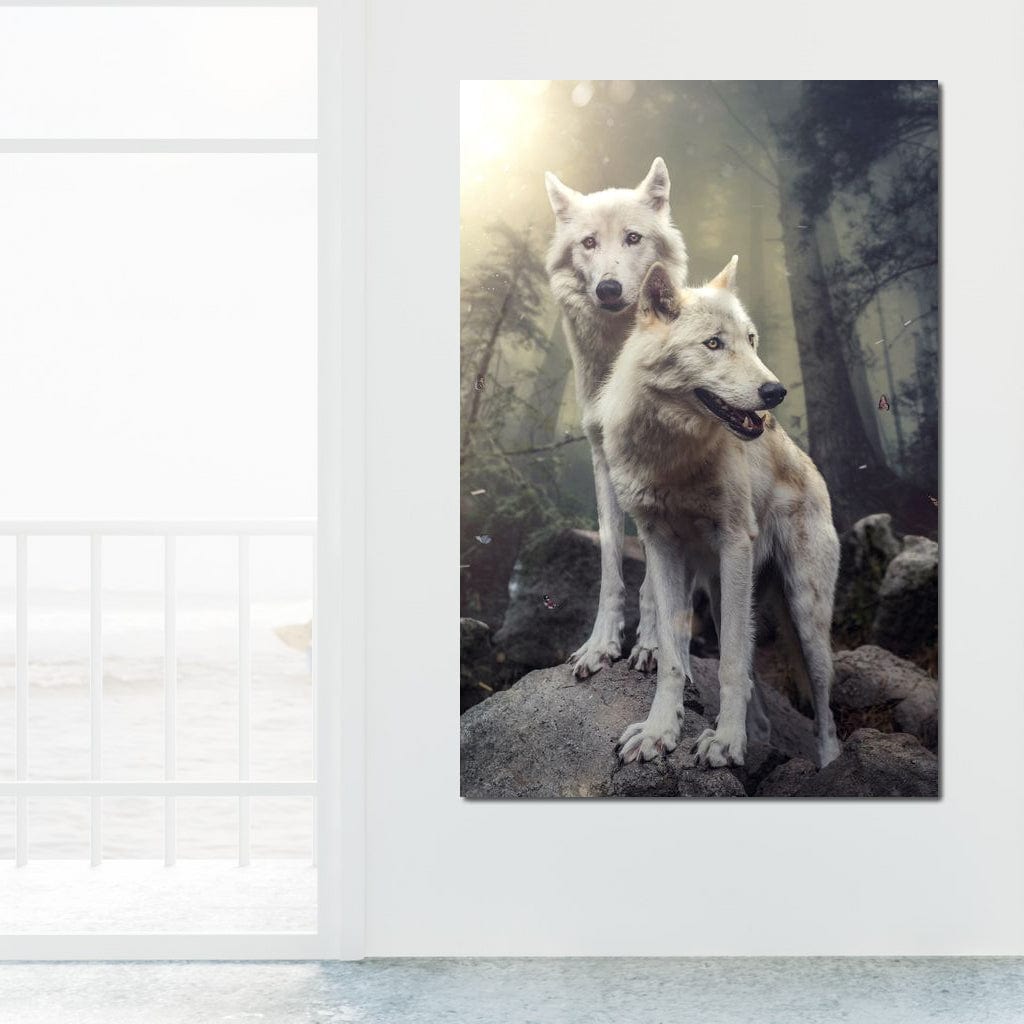 tablou canvas cu doi lupi albi pe o stanca, intr-o padure sub lumina puternica a Soarelui