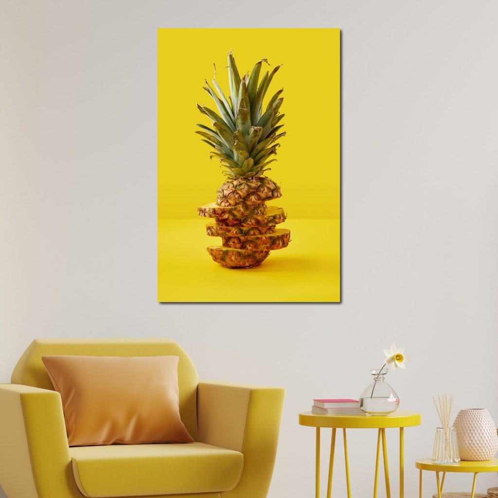 tablou canvas cu un ananas taiat in felii, pe un fundal galben neon