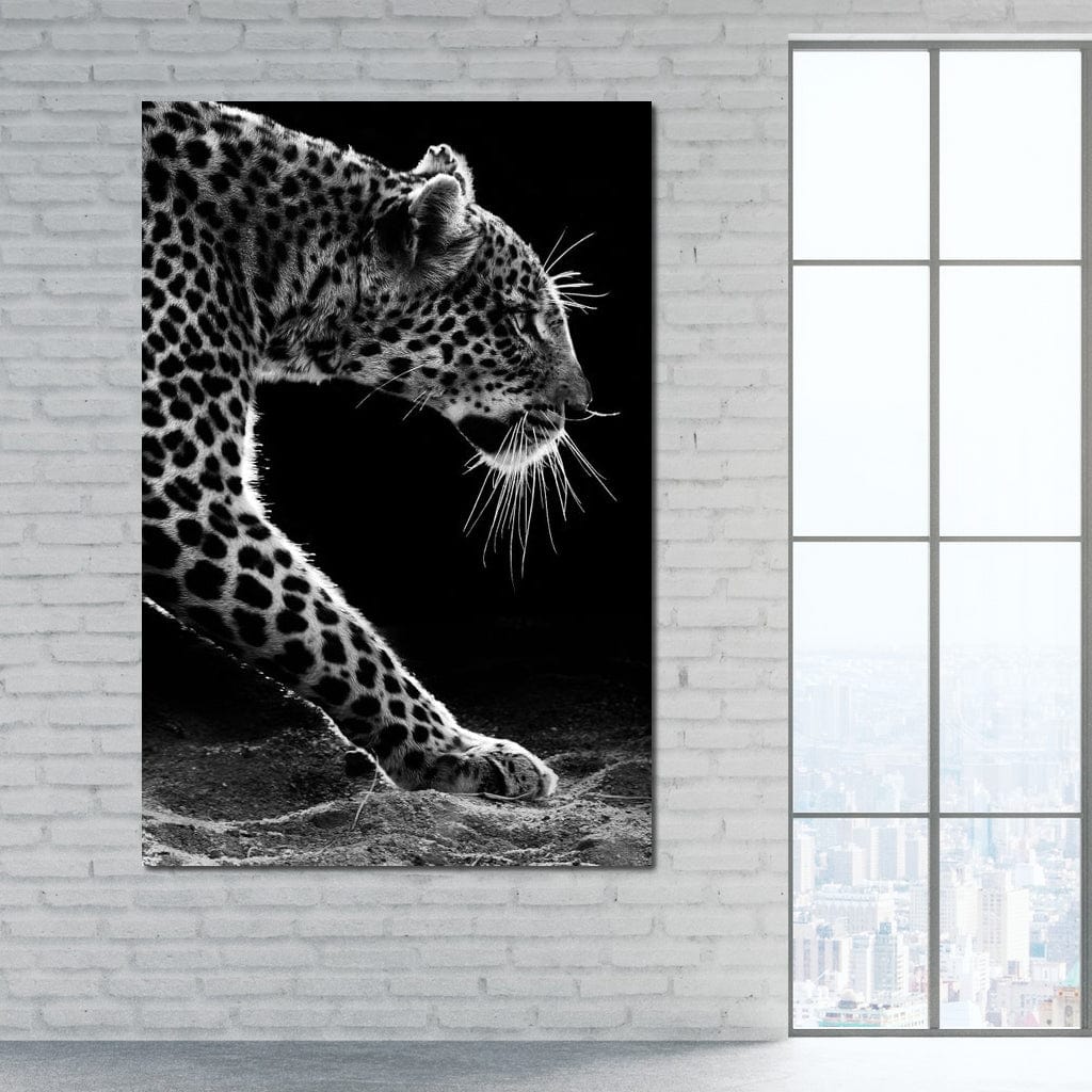 tablou canvas cu un leopard surprins in moment de atac, din profil, pe fundal intunecat alb si negru