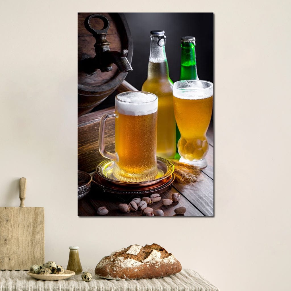 tablou canvas cu o halba, un pahar si sticle de bere rece cu spuma, pe o masa de lemn