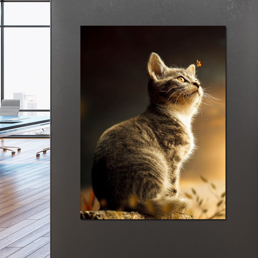 tablou canvas cu o pisica mica privind un fluture, pe fundal natural in lumina calda de apus