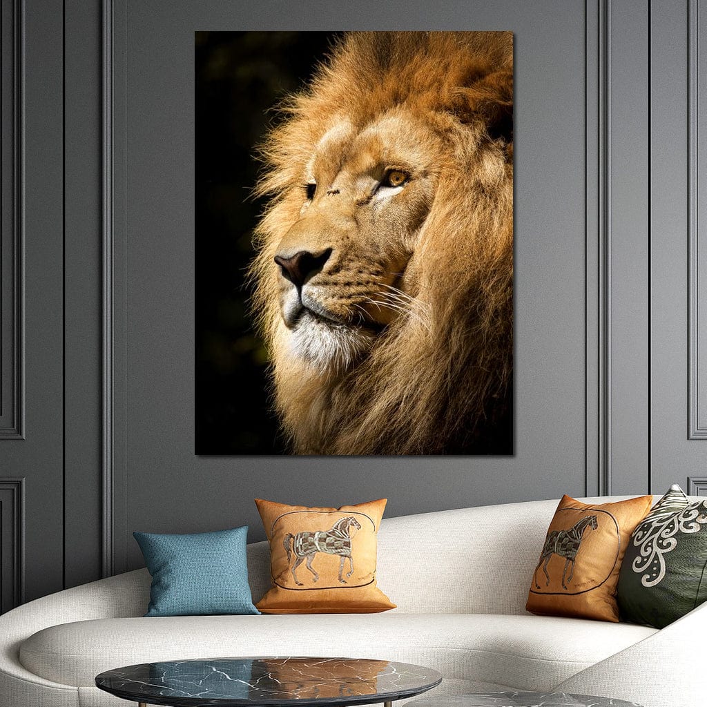 tablou canvas cu un chip de leu pe fundal intunecat simplu