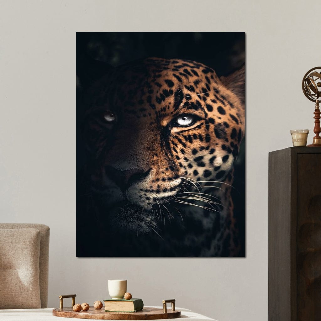 tablou canvas cu un chip de jaguar, cu ochi albastri, surprins in umbra pe fundal intunecat