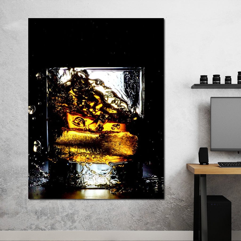 tablou canvas cu un pahar de whisky, redat in mod dramatic intr-un cadru intunecat