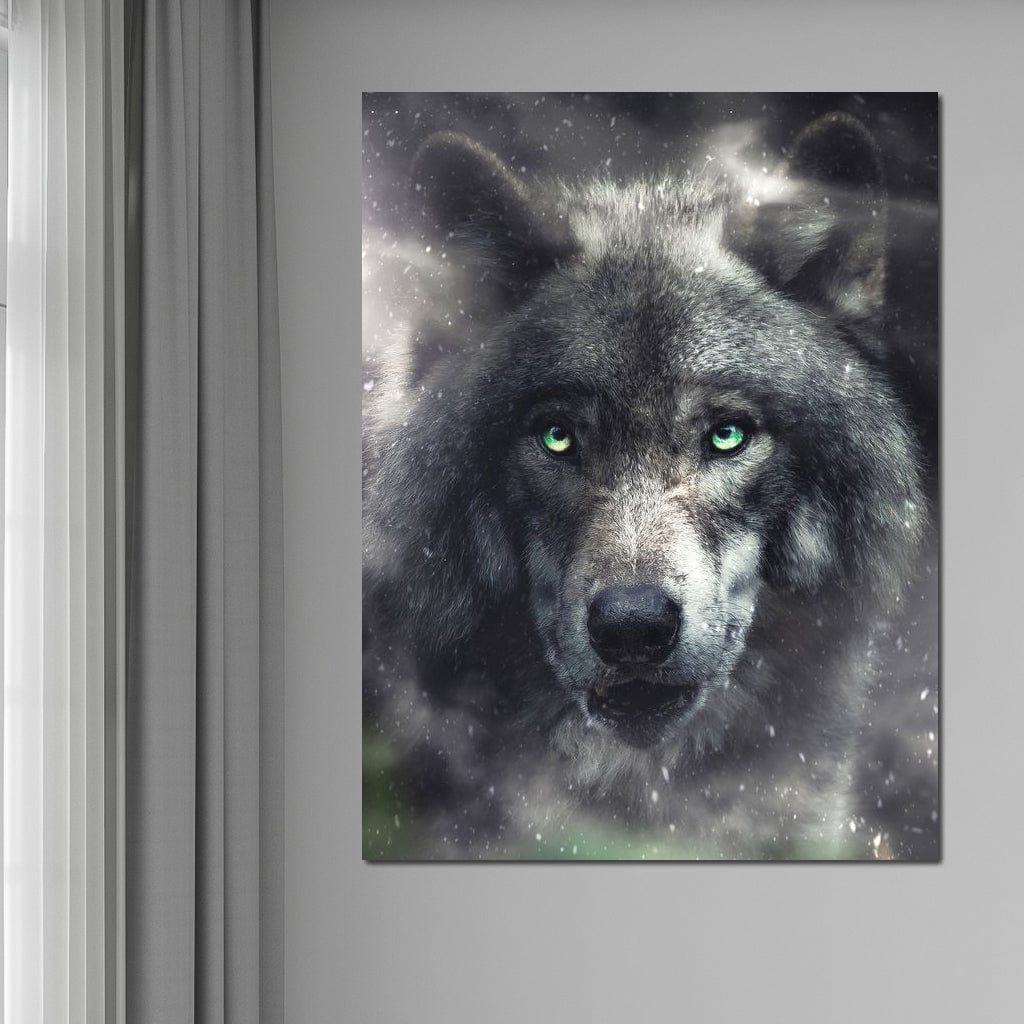 tablou canvas cu un lup cu ochi verzi patrunzatori, surprins la vanatoare intr-un peisaj cu ceata