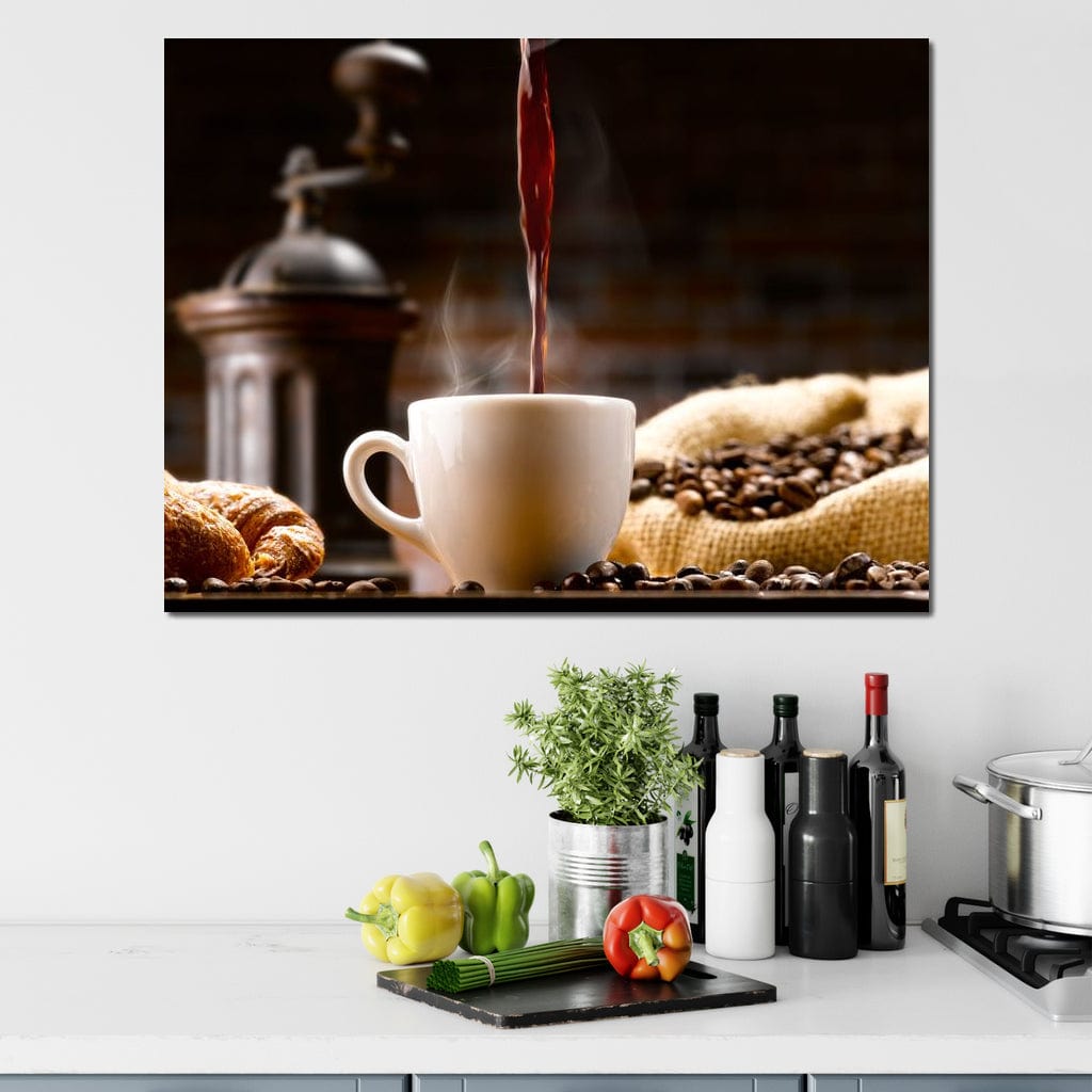 tablou canvas cu o ceasca in care se toarna cafea espresso, pe fundal rustic cu boabe de cafea 