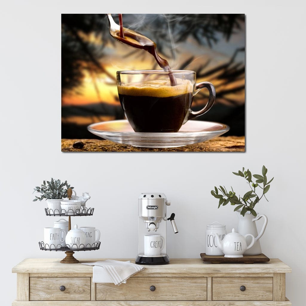 tablou canvas cu un espresso fierbinte, turnat intr-o ceasca transparenta, pe fundal tropical la rasarit