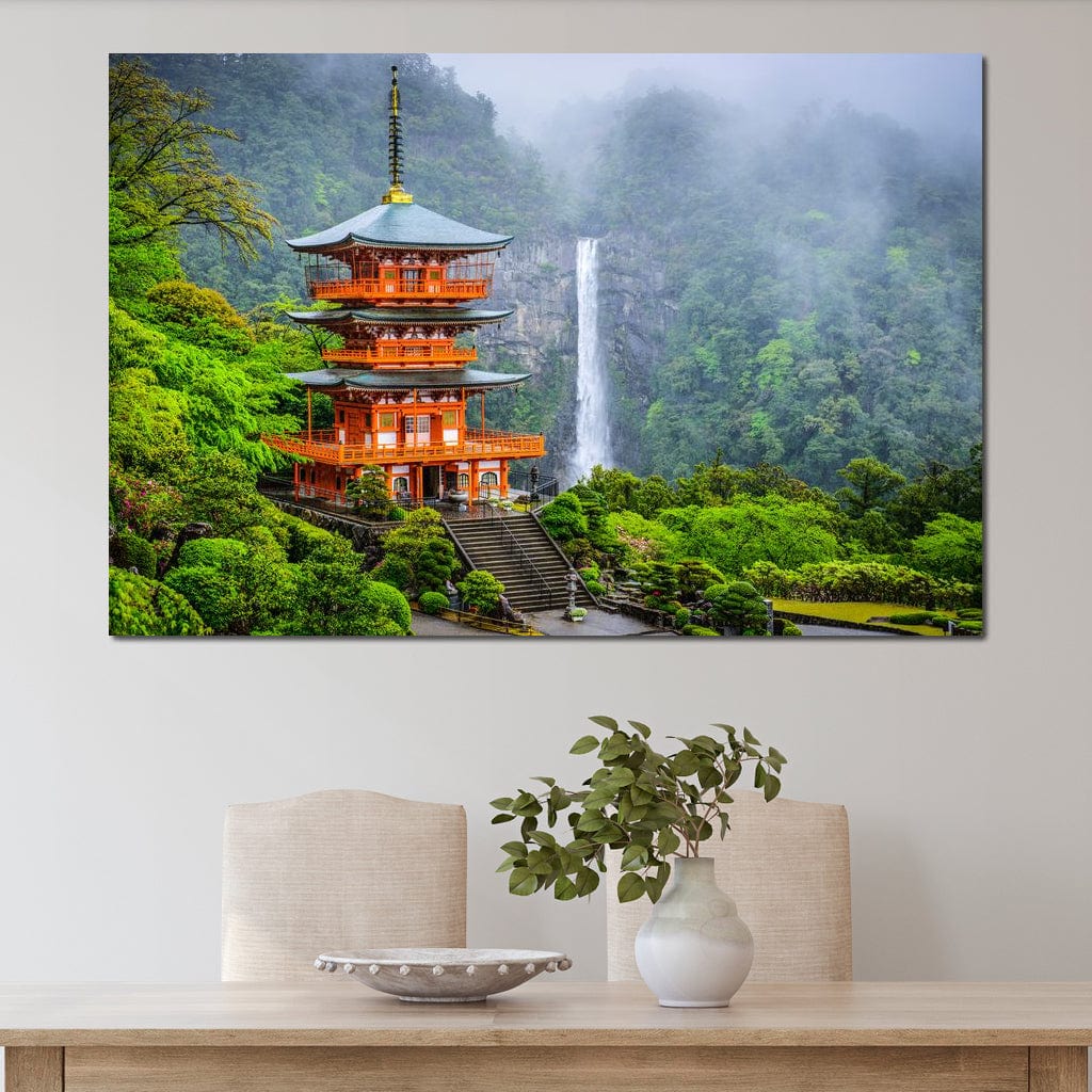 Tablou Canvas Premium, LuxCanva® O1050, Linistea Japoniei, Armonie, Om, Natura, Pagoda, Munti, Cascada, Calatorie, Sacru, Ritual, Zeu, Templu, Spirit, Nachi, Vacanta, Birou, Living, Dormitor