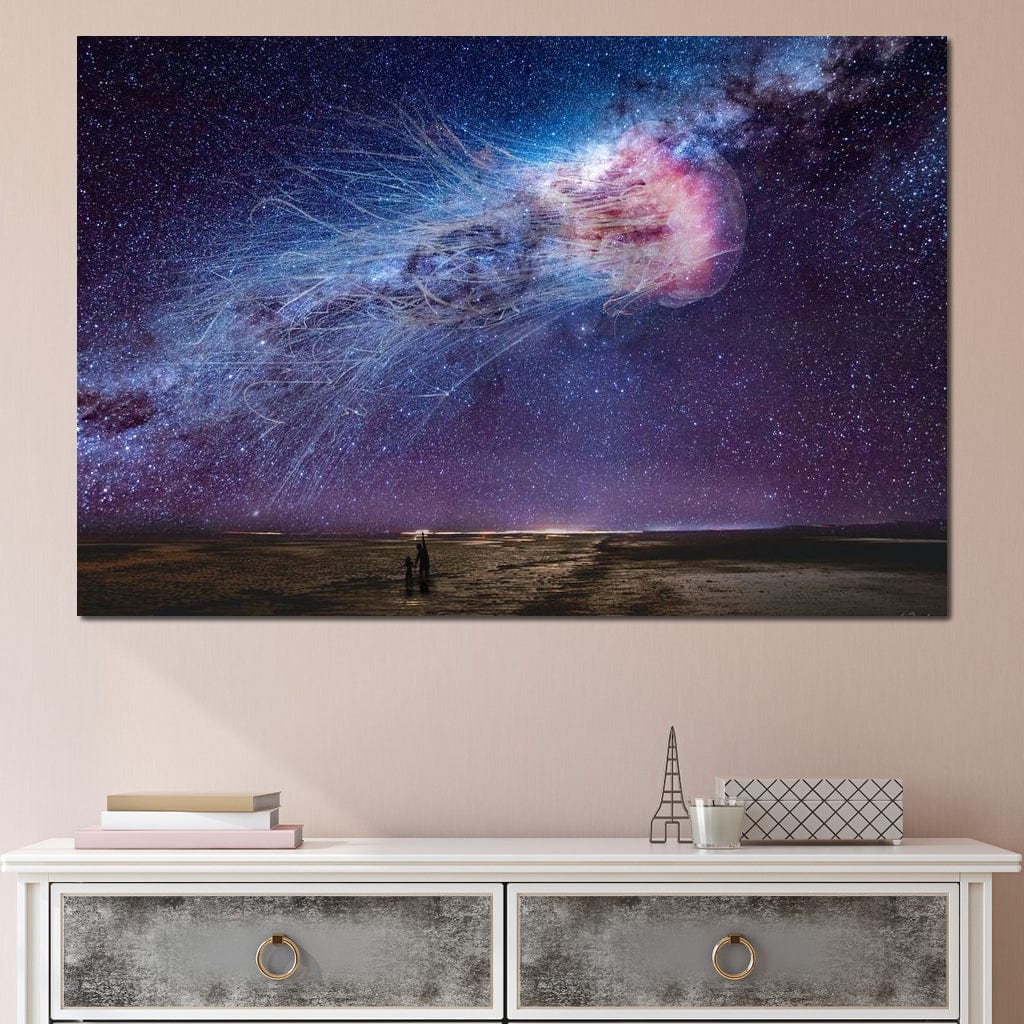 tablou canvas cu o meduza uriasa traversand cerul instelat, fiind privita de doi copii