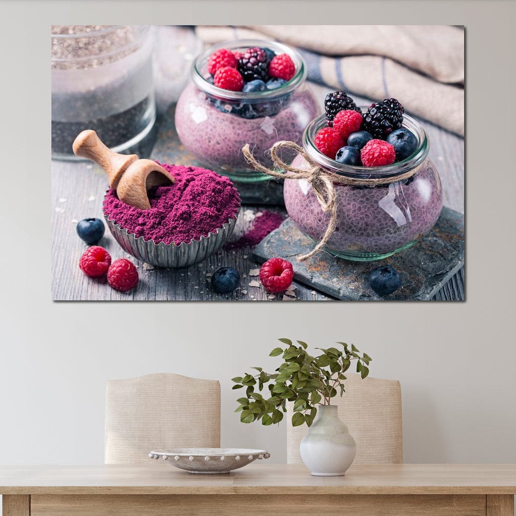 tablou canvas cu desert cu seminte de chia si fructe de padure, redat in culori vibrante