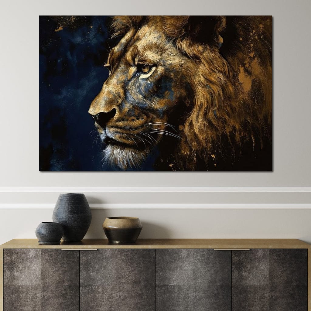 tablou canvas cu un chip de leu cu blana aramie, pe fundal albastru inchis