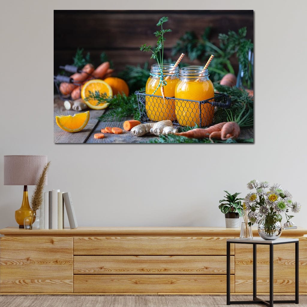 tablou canvas cu doua pahare cu suc de portocale si morcovi, cu paie colorate, pe fundal rustic de lemn cu fructe si legume
