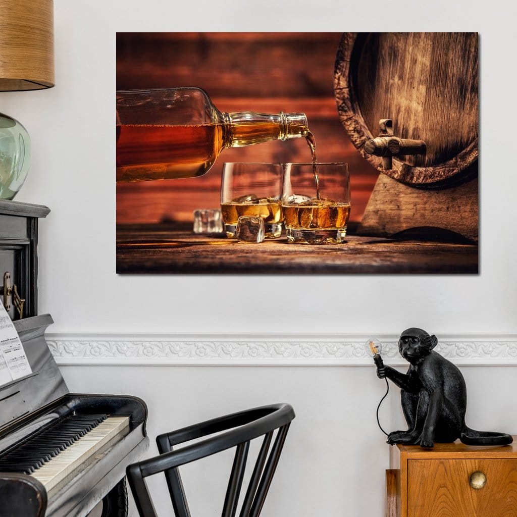 tablou canvas cu un butoi de lemn, o sticla de whisky turnand in doua pahare cu gheata, pe fundal rustic in nuante calde 