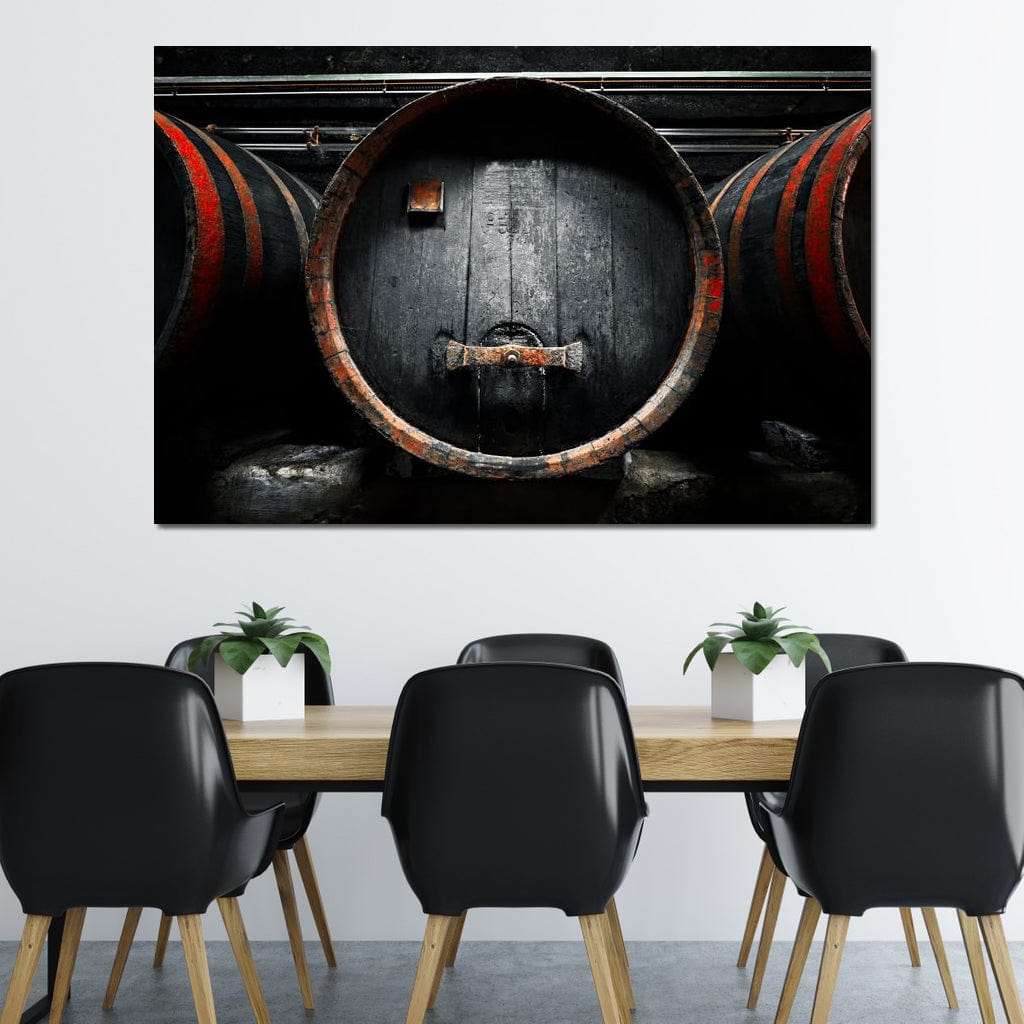 tablou canvas cu butoaie din lemn negre, pline cu vin, marcate in dungi rosii intr-un cadru traditional