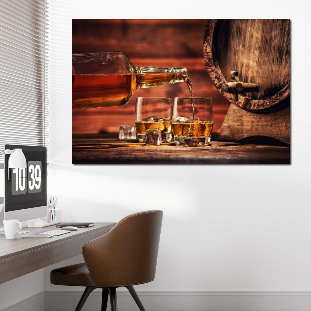 tablou canvas cu un butoi de lemn, o sticla de whisky turnand in doua pahare cu gheata, pe fundal rustic in nuante calde 