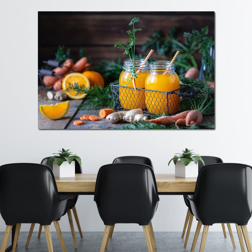 tablou canvas cu doua pahare cu suc de portocale si morcovi, cu paie colorate, pe fundal rustic de lemn cu fructe si legume