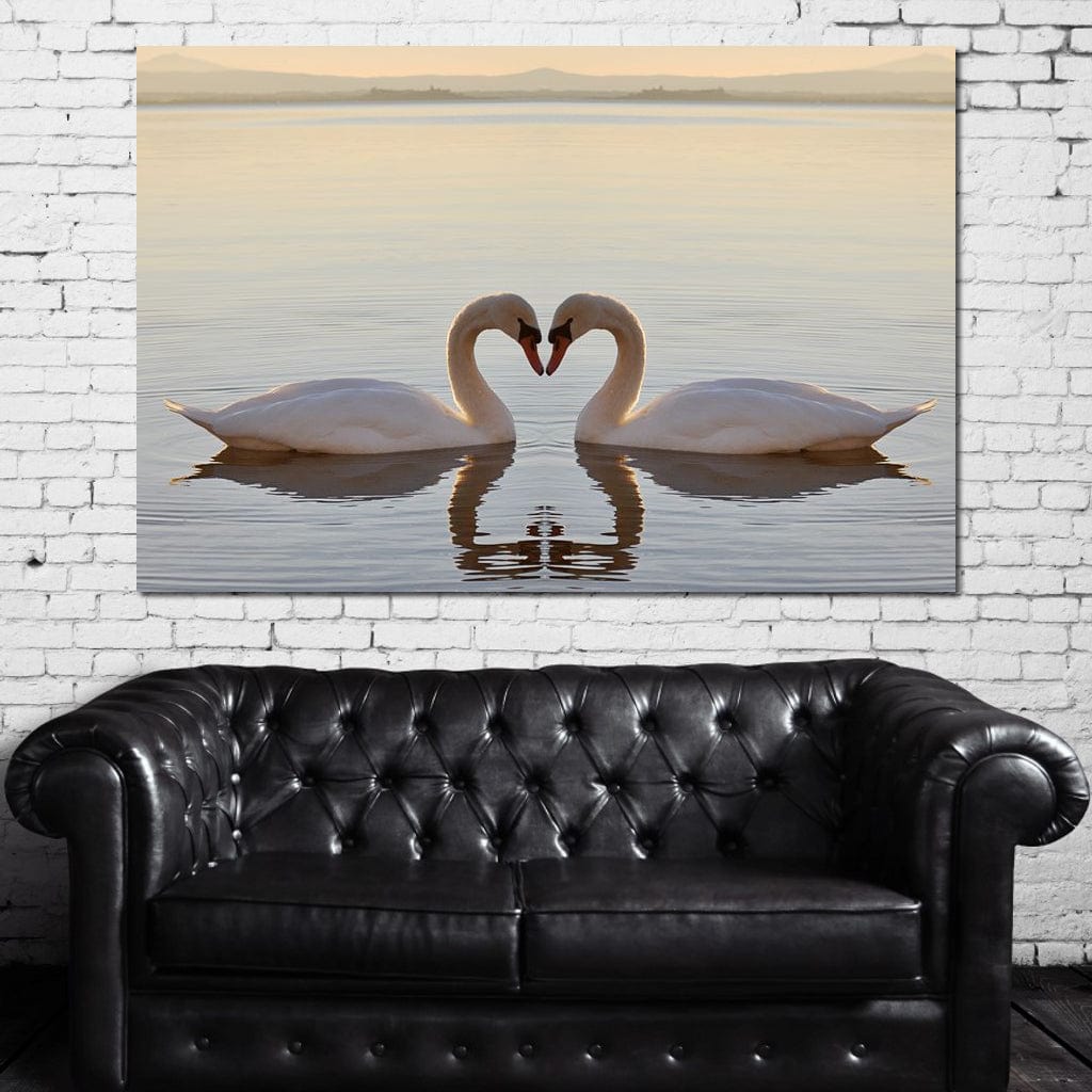tablou canvas cu doua lebede formand o inima, reflectate simetric in apa