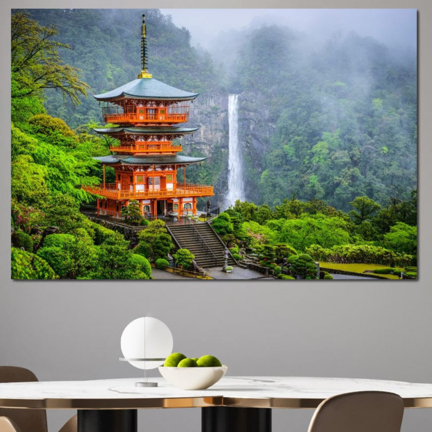 Tablou Canvas Premium, LuxCanva® O1050, Linistea Japoniei, Armonie, Om, Natura, Pagoda, Munti, Cascada, Calatorie, Sacru, Ritual, Zeu, Templu, Spirit, Nachi, Vacanta, Birou, Living, Dormitor