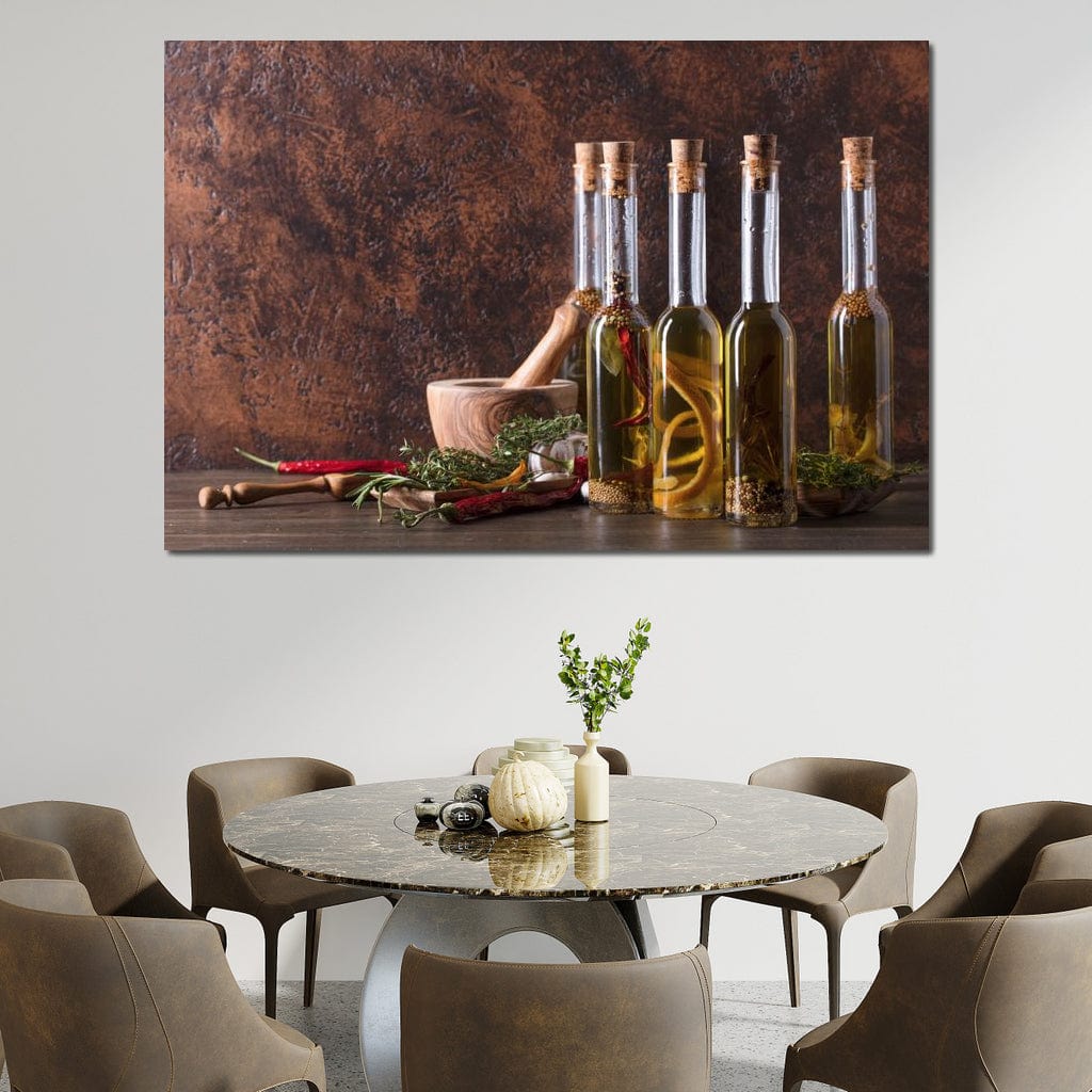 tablou canvas cu sticle de ulei pe o masa cu diverse mirodenii si verdeturi, intr-un cadru rustic de bucatarie