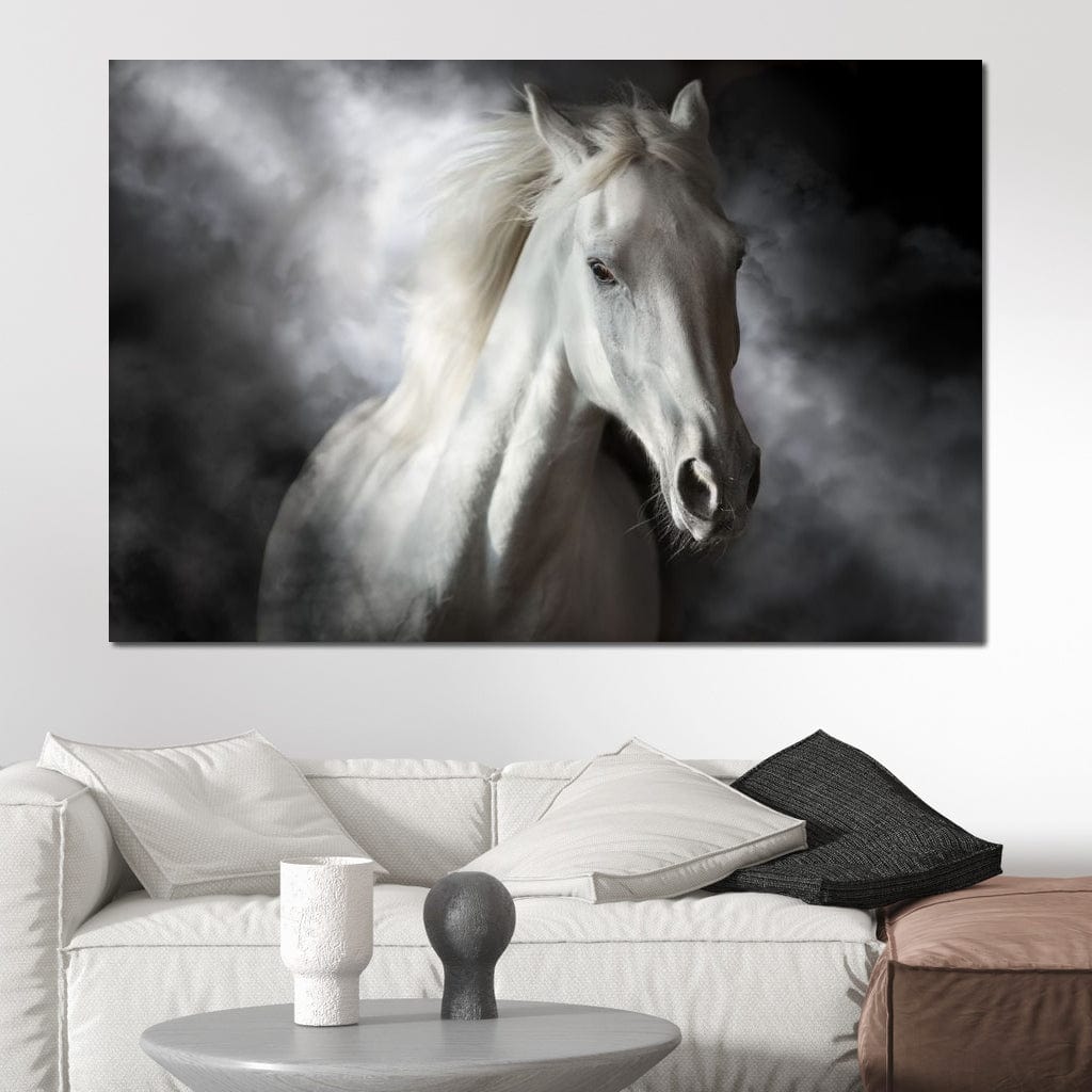 tablou canvas cu un cal alb redat realist pe un fundal intunecat cu urme de ceata