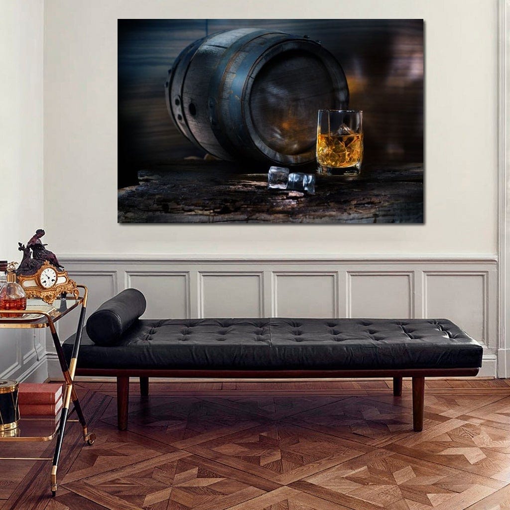 tablou canvas cu un butoi de lemn si un pahar de whiskey cu gheata, pe fundal rustic intunecat