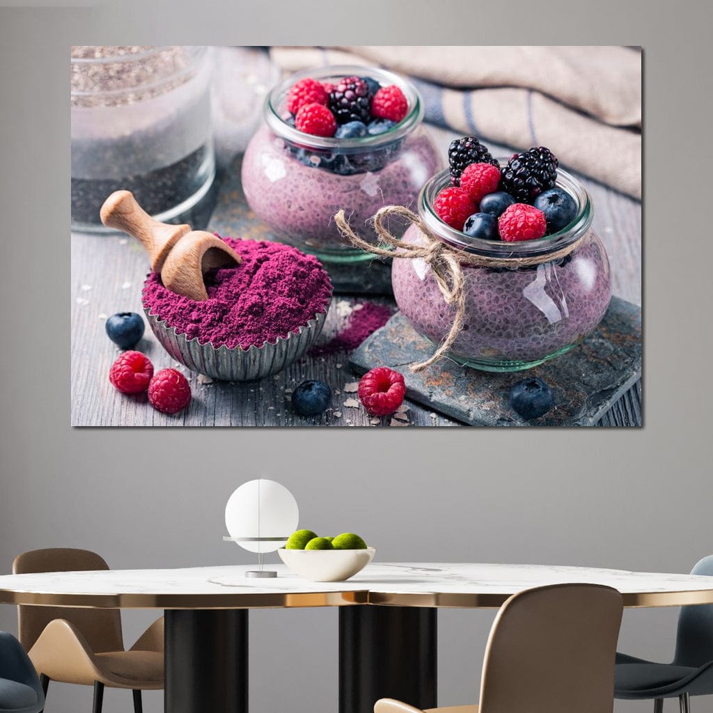 tablou canvas cu desert cu seminte de chia si fructe de padure, redat in culori vibrante