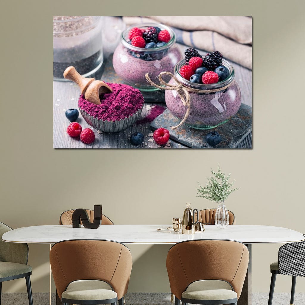 tablou canvas cu desert cu seminte de chia si fructe de padure, redat in culori vibrante