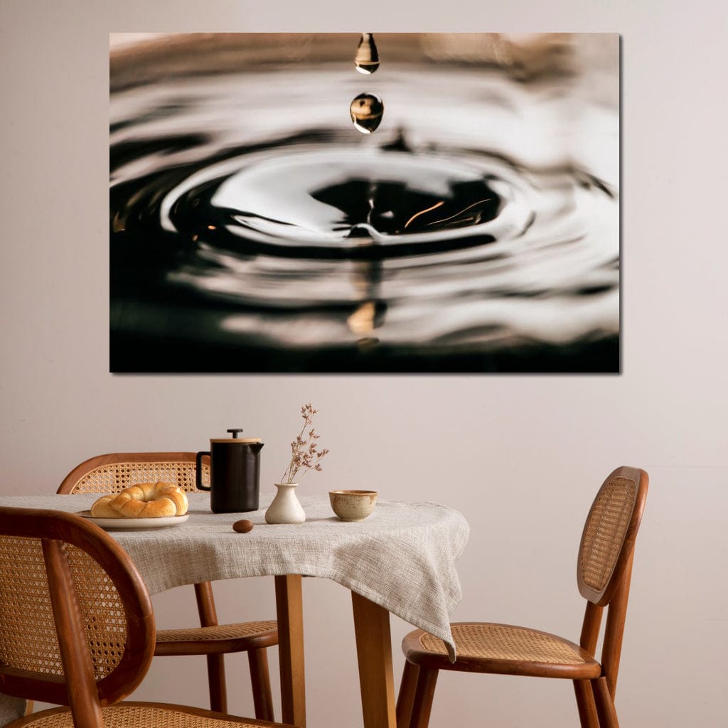 tablou canvas cu o picatura, surprinsa in impact cu apa in stil artistic