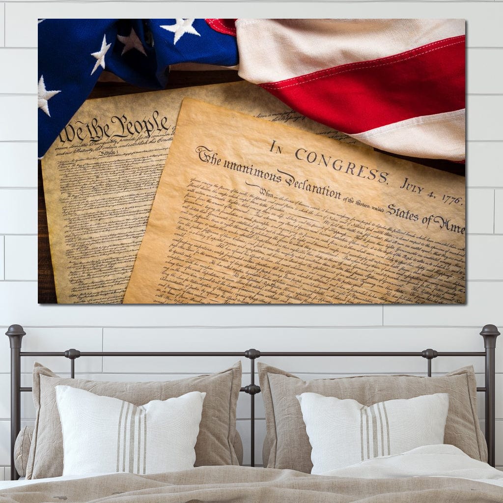 tabel canvas cu steagul american alaturi de Declaratia de Independenta si Constitutia Americii