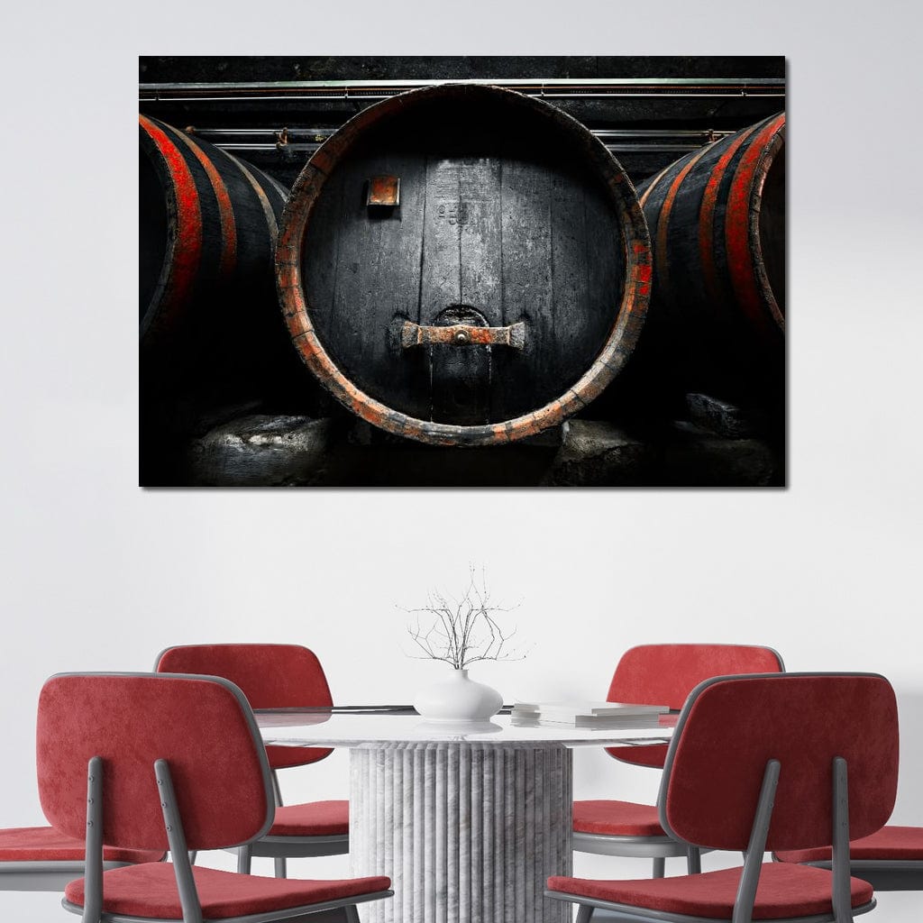 tablou canvas cu butoaie din lemn negre, pline cu vin, marcate in dungi rosii intr-un cadru traditional