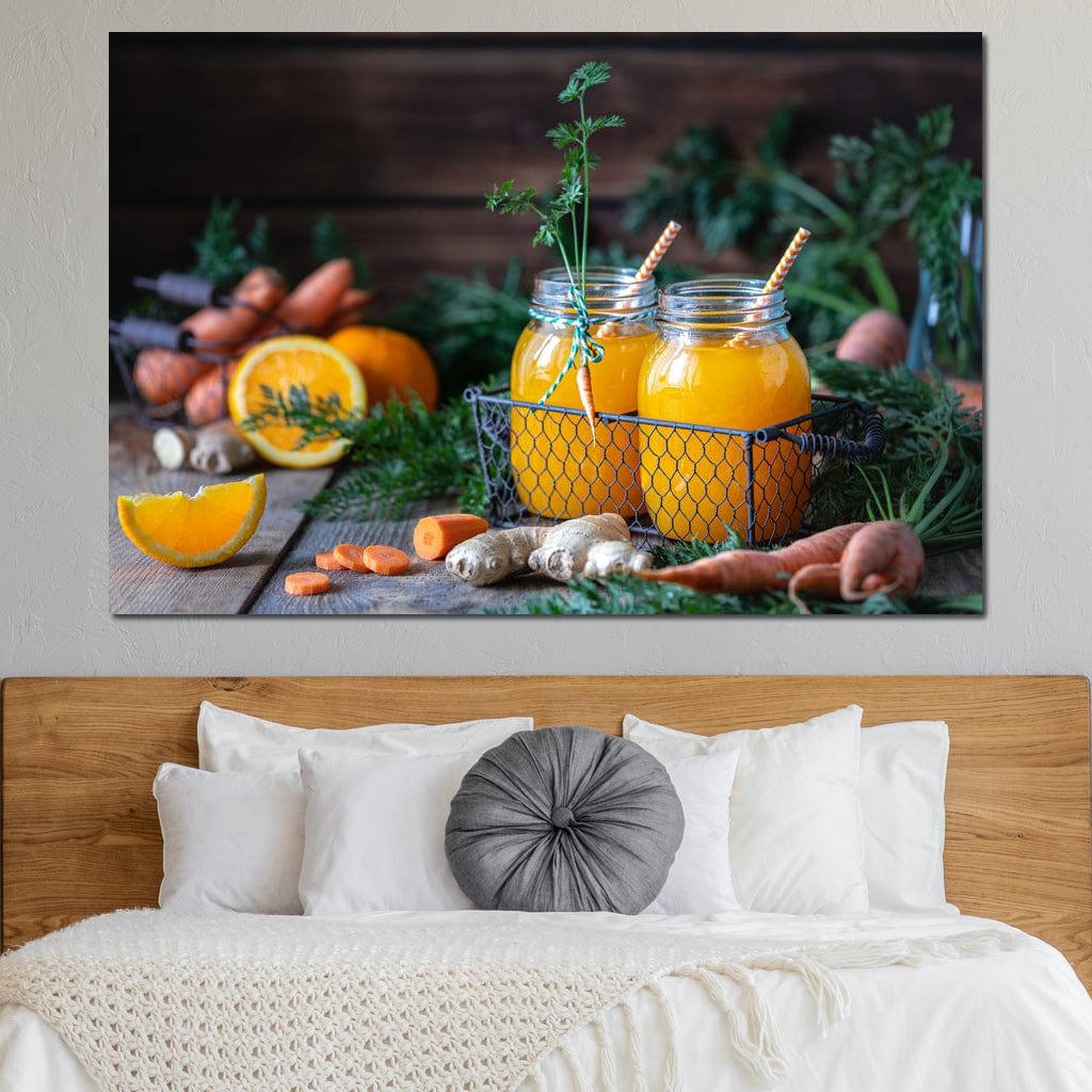 tablou canvas cu doua pahare cu suc de portocale si morcovi, cu paie colorate, pe fundal rustic de lemn cu fructe si legume