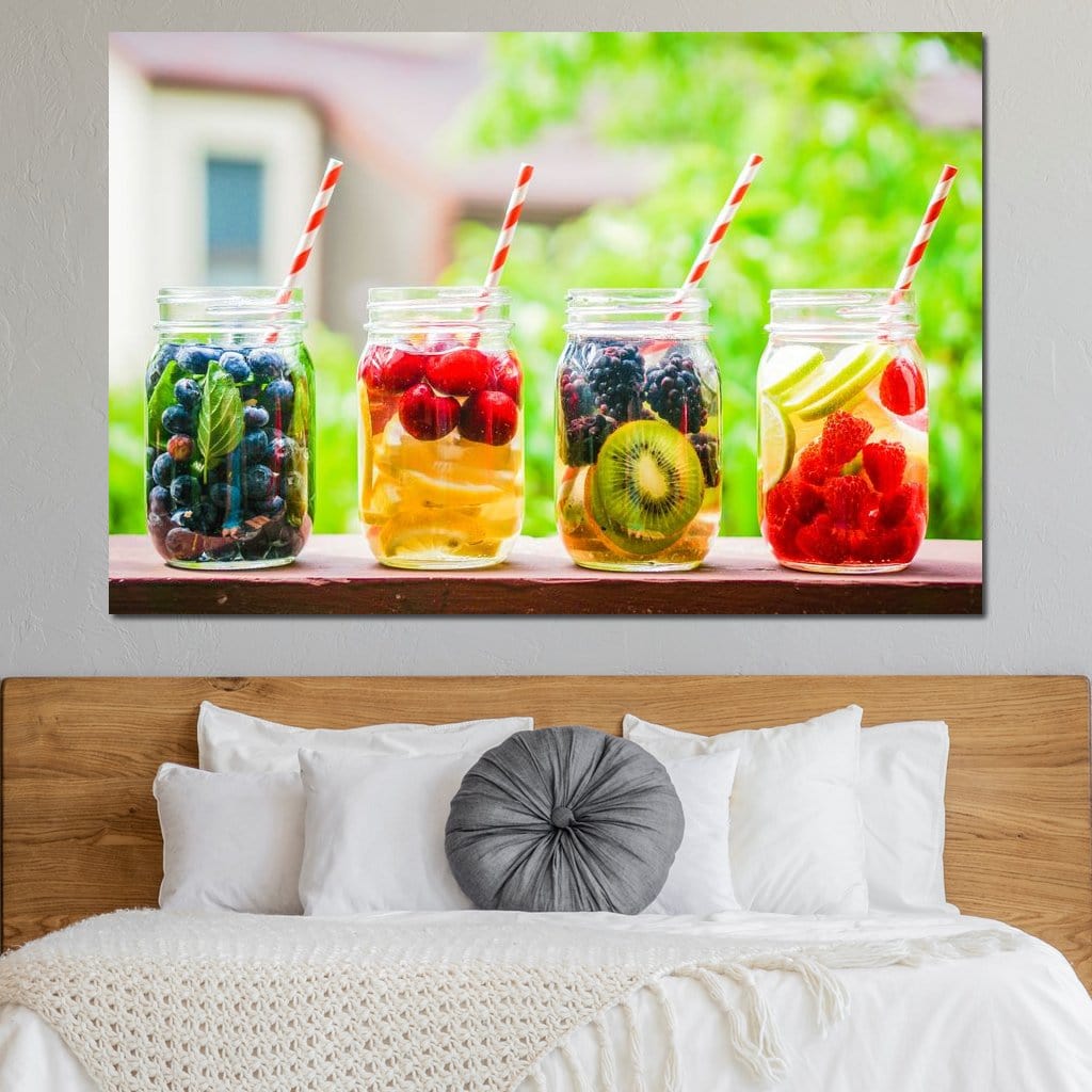 tablou canvas cu patru pahare cu suc si fructe precum afine, cirese, kiwi, zmeura, lamaie, mure si paie colorate, pe fundal cu vegetatie verde