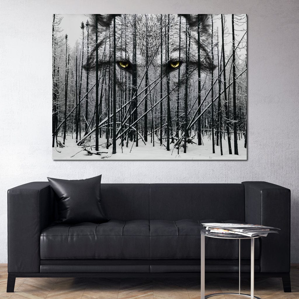tablou canvas cu privirea unui lup, intr-o padure cu copaci fara frunze, in anotimp de iarna cu zapada