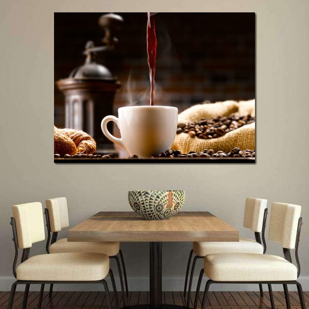 tablou canvas cu o ceasca in care se toarna cafea espresso, pe fundal rustic cu boabe de cafea 