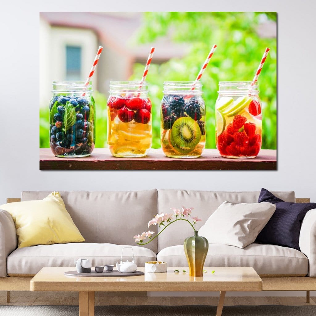 tablou canvas cu patru pahare cu suc si fructe precum afine, cirese, kiwi, zmeura, lamaie, mure si paie colorate, pe fundal cu vegetatie verde